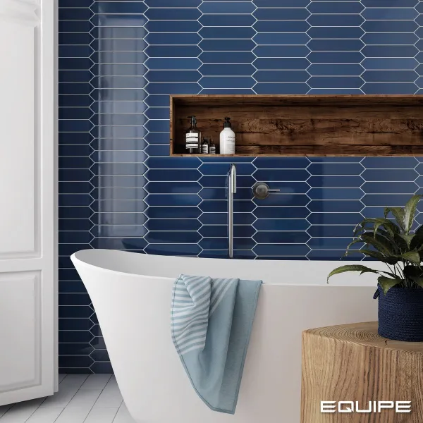 Baño con azulejos efecto monocolor en tonos fríos, colección Arrow de Equipe