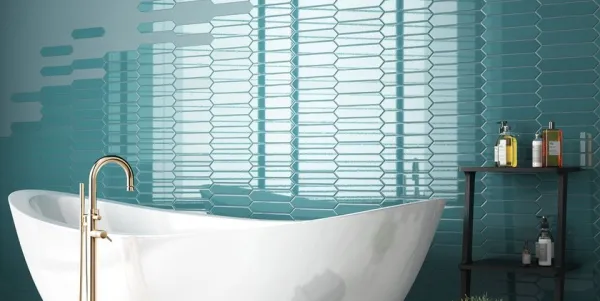 Baño con azulejos efecto monocolor en tonos fríos, colección Arrow de Equipe