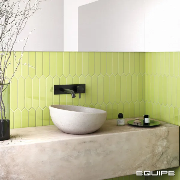 Baño con azulejos efecto monocolor en tonos fríos, colección Arrow de Equipe
