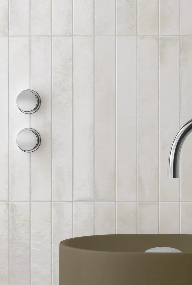 Baño con azulejos efecto monocolor en tonos neutros, colección Bali de Equipe