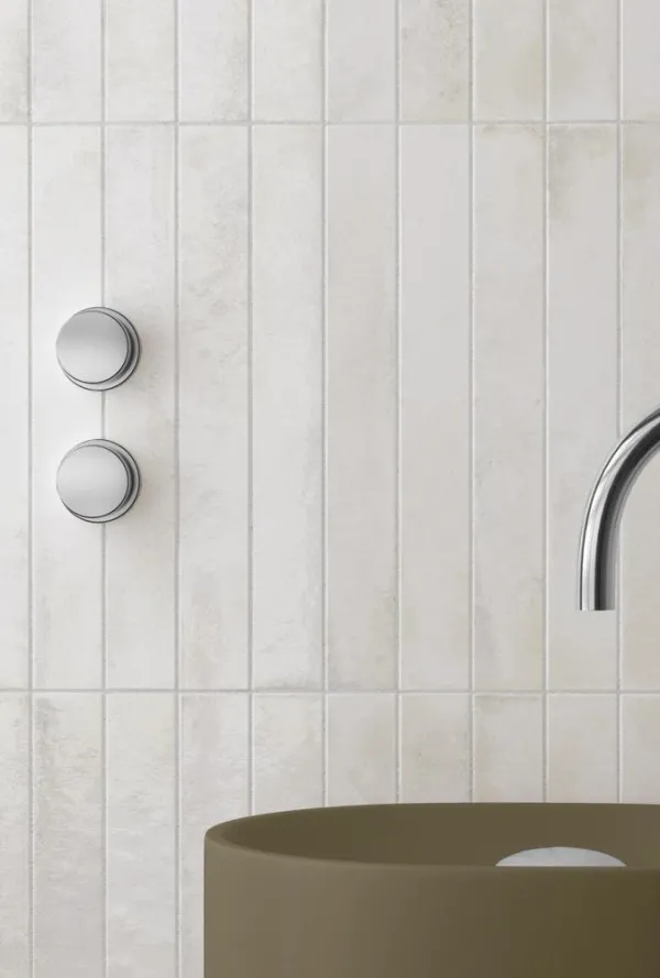 Baño con azulejos efecto monocolor en tonos neutros, colección Bali de Equipe