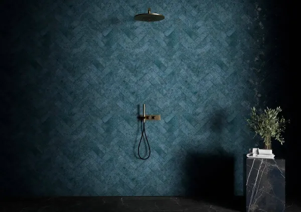 Baño con azulejos efecto monocolor en tonos fríos, colección Balistone de TAU ceràmica
