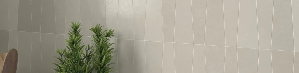 Baño con azulejos efecto monocolor en tonos neutros, colección Bamboo de Equipe