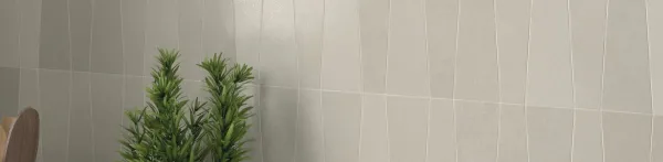 Baño con azulejos efecto monocolor en tonos neutros, colección Bamboo de Equipe