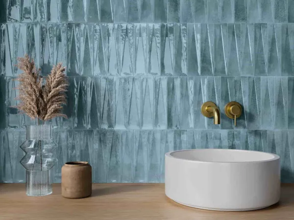 Baño con azulejos efecto monocolor en tonos fríos, colección Bari de Harmony