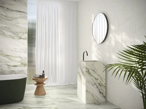 Baño con azulejos efecto monocolor en tonos neutros, colección Bellagio de Ape