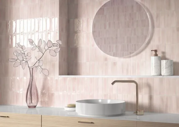 Baño con azulejos efecto monocolor en tonos cálidos, colección Beret de Mayolica