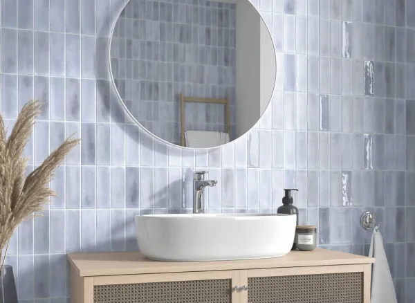 Baño con azulejos efecto monocolor en tonos fríos, colección Beret de Mayolica