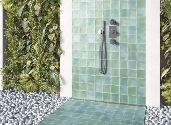 Baño con azulejos efecto monocolor en tonos fríos, colección Beret de Mayolica