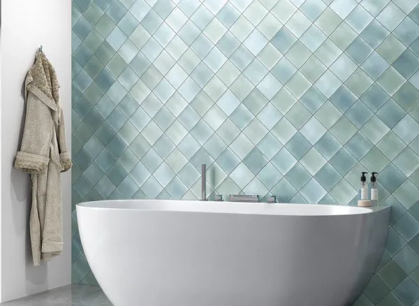 Baño con azulejos efecto monocolor en tonos fríos, colección Beret de Mayolica