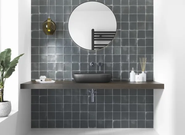 Baño con azulejos efecto monocolor en tonos fríos, colección Beret de Mayolica