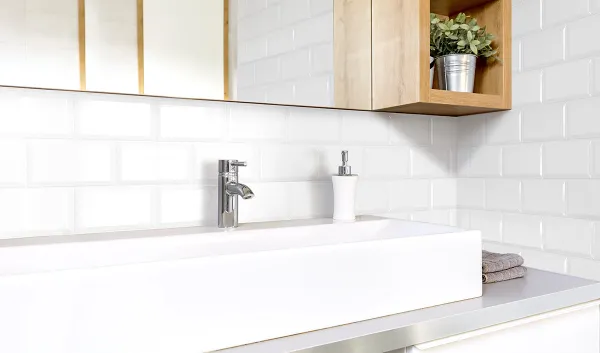 Baño con azulejos efecto monocolor en tonos neutros, colección Bevelled de Fabresa