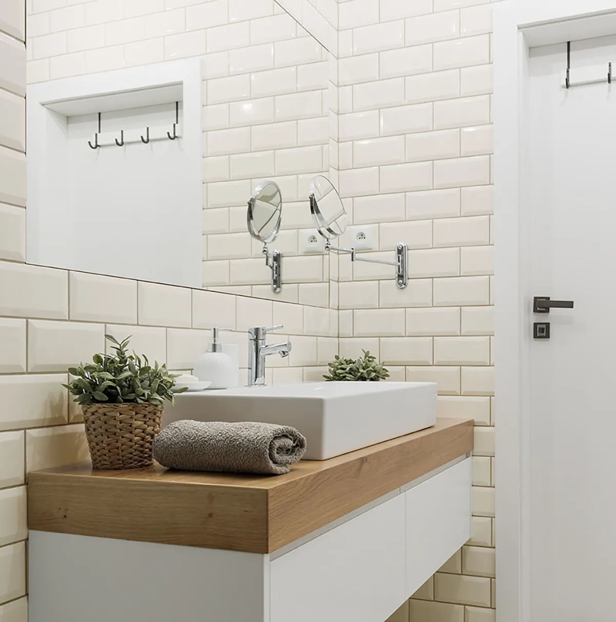 Baño con azulejos efecto monocolor, colección Bevelled de Fabresa