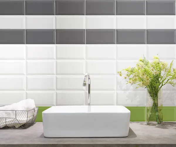 Baño con azulejos efecto monocolor en tonos neutros, colección Bevelled de Fabresa