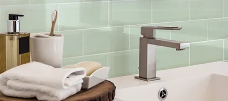 Baño con azulejos efecto monocolor en tonos fríos, colección Bevelled de Fabresa