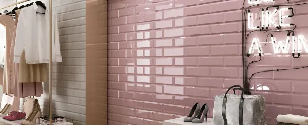 Baño con azulejos efecto monocolor en tonos cálidos, colección Bisel de Ribesalbes