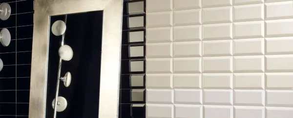 Baño con azulejos efecto monocolor en tonos neutros, colección Bisel de Ribesalbes