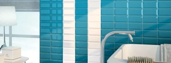 Baño con azulejos efecto monocolor en tonos fríos, colección Bisel de Ribesalbes