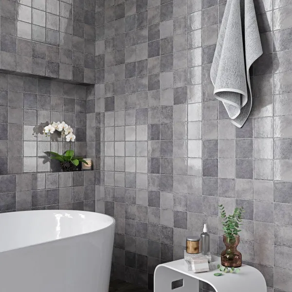 Baño con azulejos efecto monocolor en tonos neutros, colección Bright de Ribesalbes