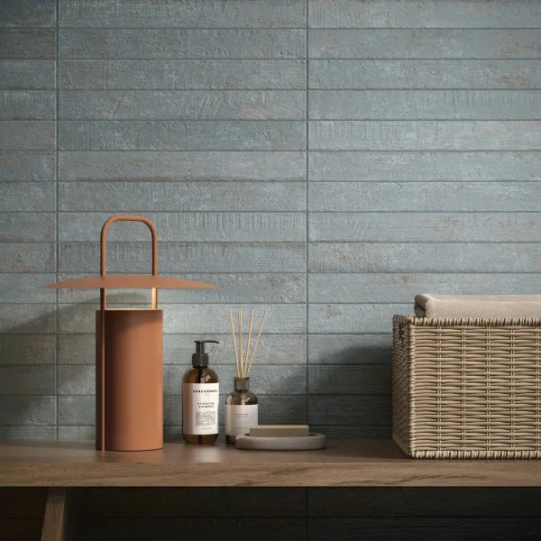 Baño con azulejos efecto monocolor en tonos fríos, colección Brooklyn de Grespania