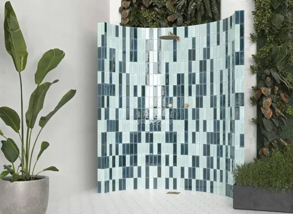 Baño con azulejos efecto monocolor en tonos fríos, colección Calpe de Mayolica