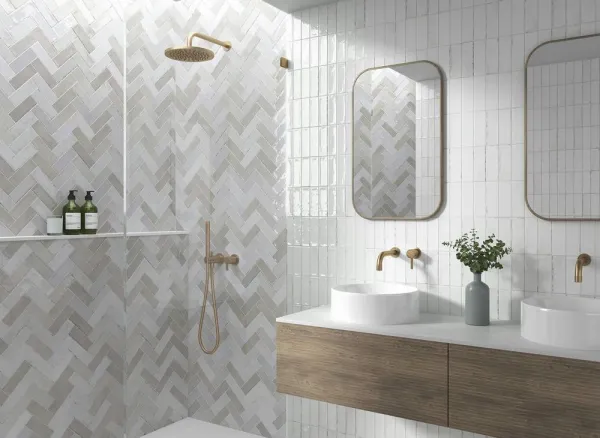 Baño con azulejos efecto monocolor en tonos neutros, colección Calpe de Mayolica