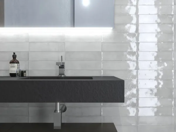 Baño con azulejos efecto monocolor en tonos neutros, colección Cambre de Cifre