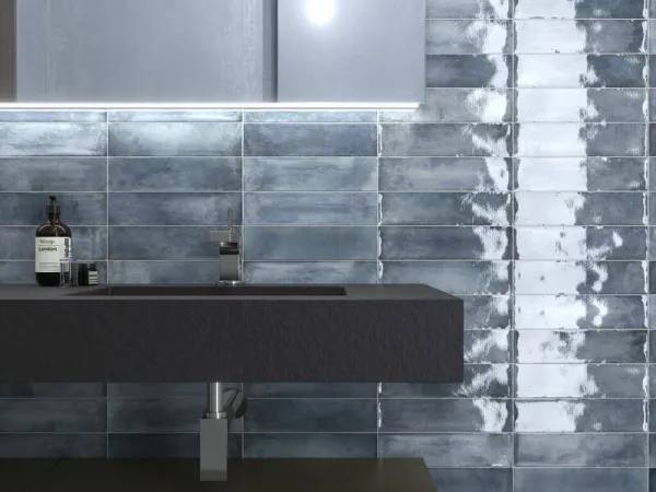 Baño con azulejos efecto monocolor en tonos fríos, colección Cambre de Cifre
