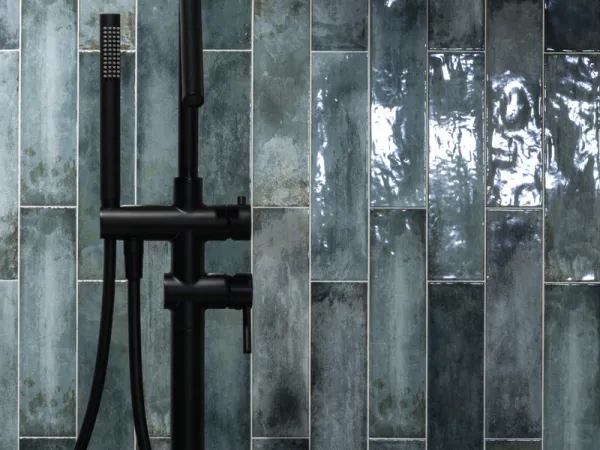 Baño con azulejos efecto monocolor en tonos fríos, colección Cambre de Cifre