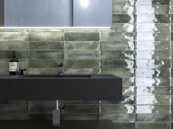 Baño con azulejos efecto monocolor en tonos fríos, colección Cambre de Cifre