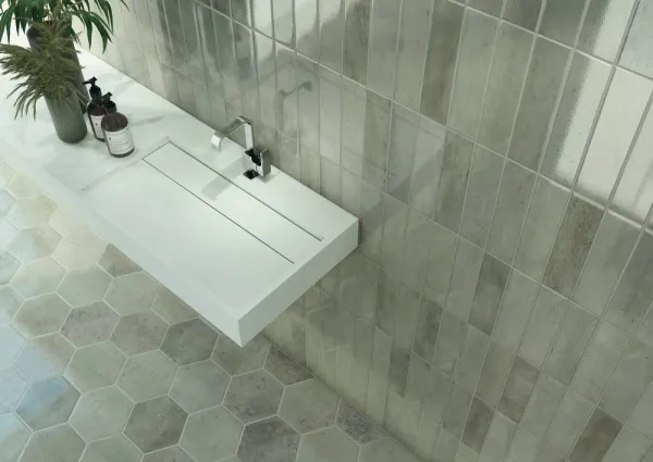 Baño con azulejos efecto monocolor en tonos fríos, colección Capri de Natucer