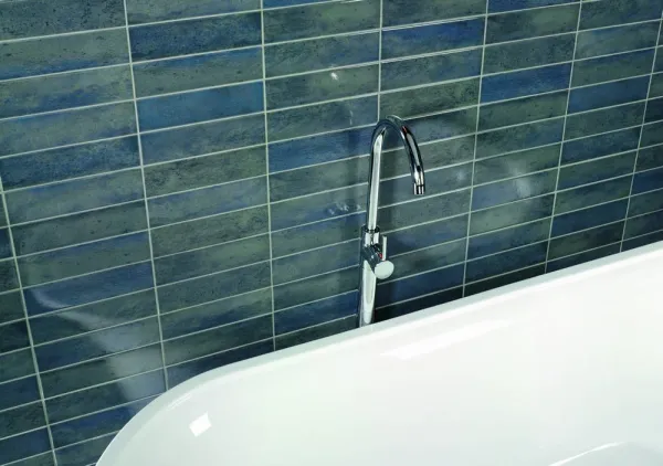 Baño con azulejos efecto monocolor en tonos fríos, colección Capri de Natucer