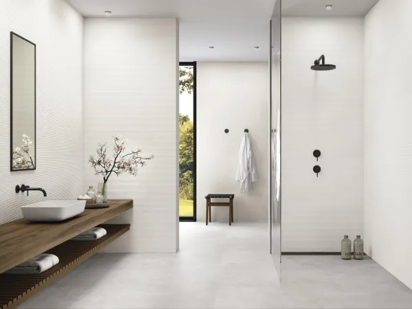 Baño con azulejos efecto monocolor en tonos neutros, colección Caprice de Ape