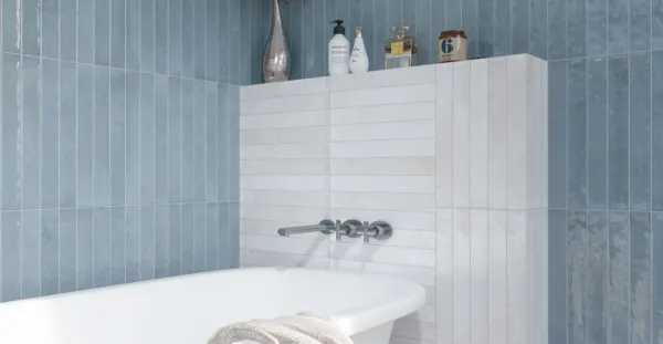 Baño con azulejos efecto monocolor en tonos fríos, colección Celtic de Cerlat