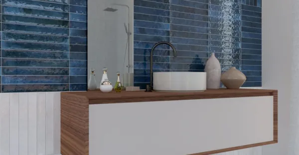 Baño con azulejos efecto monocolor en tonos fríos, colección Celtic de Cerlat
