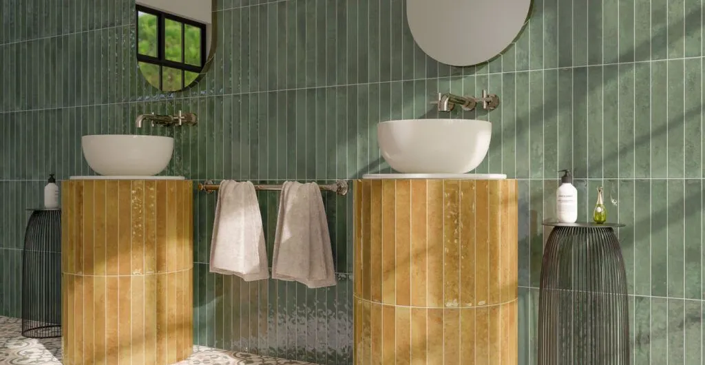 Baño con azulejos efecto monocolor en tonos fríos, colección Celtic de Cerlat
