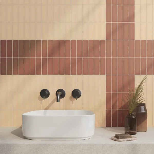 Baño con azulejos efecto monocolor en tonos cálidos, colección Chalk de DNA Tiles