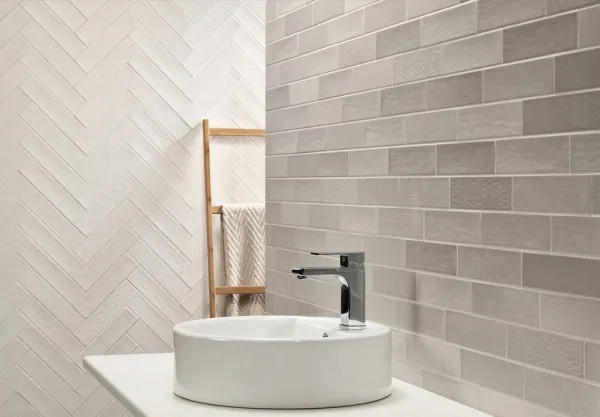 Baño con azulejos efecto monocolor en tonos neutros, colección Chic de Natucer