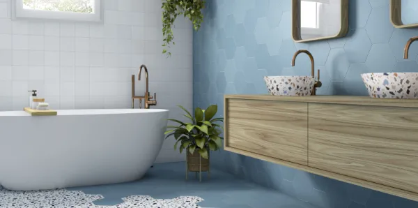 Baño con azulejos efecto monocolor en tonos fríos, colección Chicago de Dune