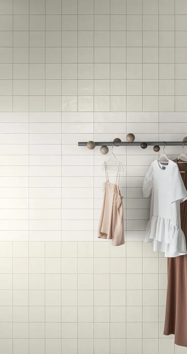 Baño con azulejos efecto monocolor en tonos neutros, colección Chroma de Aleluia