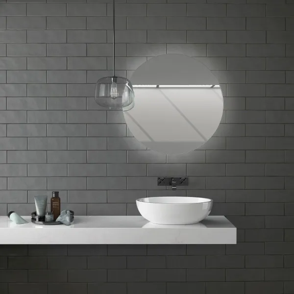 Baño con azulejos efecto monocolor en tonos neutros, colección Chroma de Aleluia