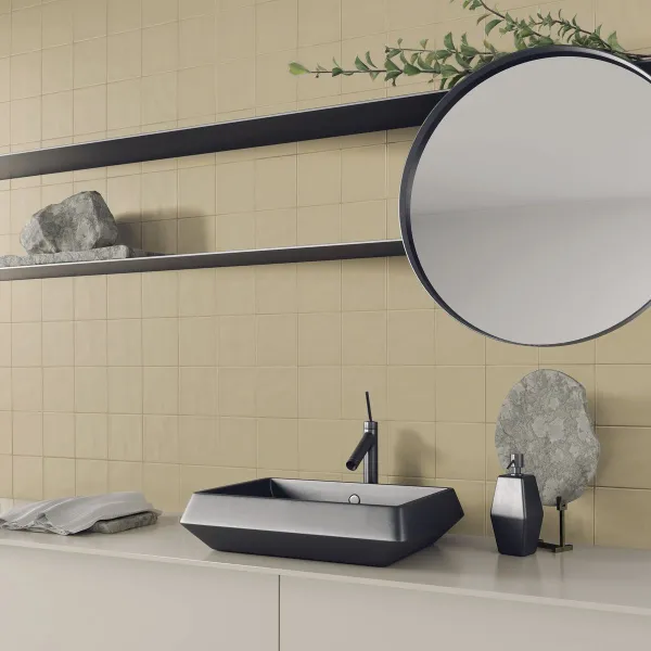 Baño con azulejos efecto monocolor en tonos cálidos, colección Chroma de Aleluia