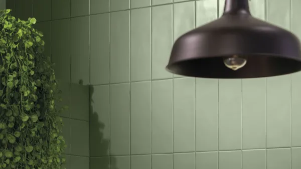 Baño con azulejos efecto monocolor en tonos fríos, colección Chroma de Aleluia