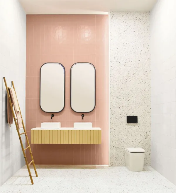 Baño con azulejos efecto monocolor en tonos cálidos, colección Chroma de Aleluia