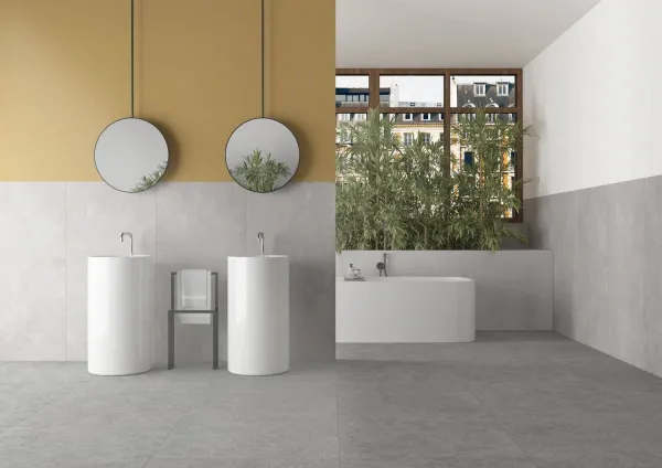 Baño con azulejos efecto monocolor en tonos neutros, colección Chromatic de TAU ceràmica