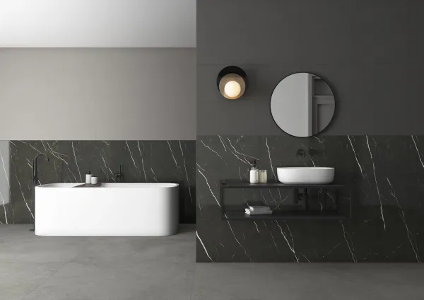 Baño con azulejos efecto monocolor en tonos neutros, colección Chromatic de TAU ceràmica