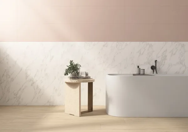 Baño con azulejos efecto monocolor en tonos cálidos, colección Chromatic de TAU ceràmica
