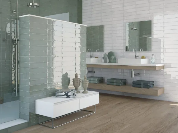 Baño con azulejos efecto monocolor en tonos fríos, colección Colonial de Cifre