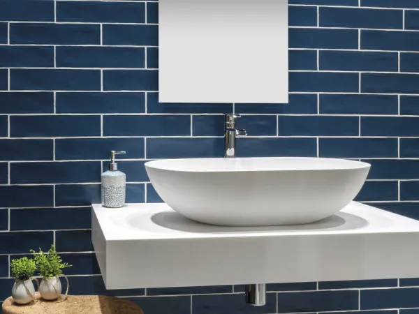 Baño con azulejos efecto monocolor en tonos fríos, colección Colonial de Cifre
