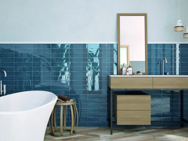 Baño con azulejos efecto monocolor en tonos fríos, colección Colonial de Cifre